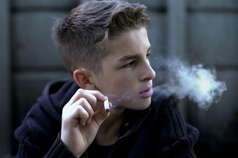 نشانه های نوجوان سیگاری + 12 روش برای جلوگیری از سیگاری شدن نوجوانان
