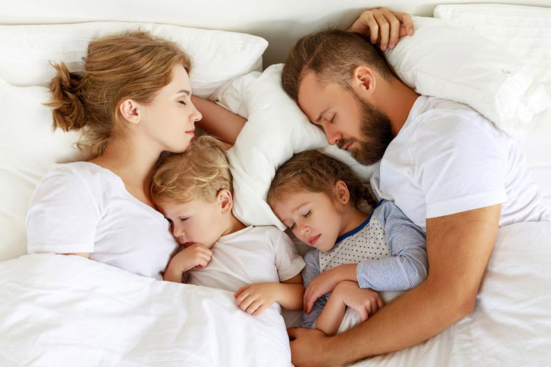 چرا بچه نباید بین پدر و مادر بخوابد؟ + آموزش کودک برای تنها خوابیدن